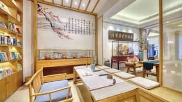 Habitación de estilo tradicional con muebles de madera, una estantería y un adorno en la pared.