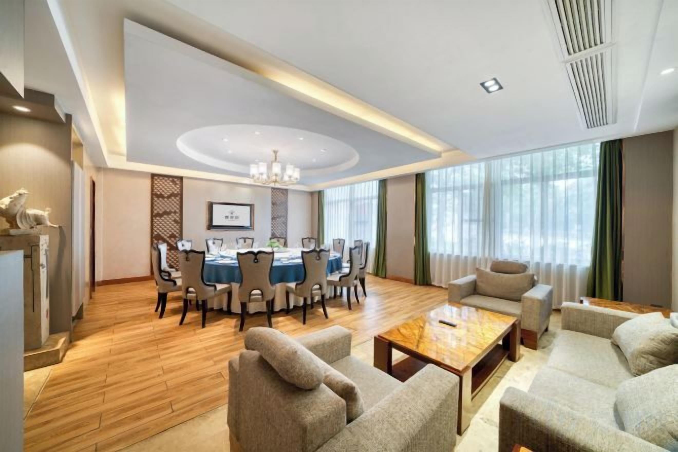 Un salón espacioso con una mesa de comedor, sofás y una mesa de centro.