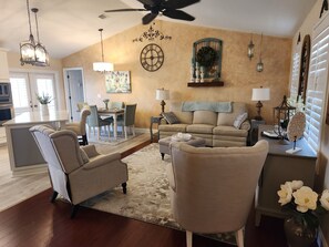 Smart TV, fireplace, books - Heated Pool/cozy/highly recomended/premier host/Elegant/close to many activities (Cape Coral)