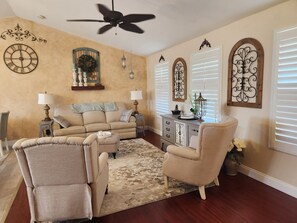 Smart TV, fireplace, books - Heated Pool/cozy/highly recomended/premier host/Elegant/close to many activities (Cape Coral)