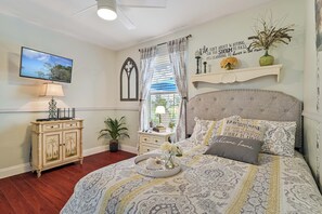 3 bedrooms, in-room safe, iron/ironing board, travel cot - Heated Pool/cozy/highly recomended/premier host/Elegant/close to many activities (Cape Coral)