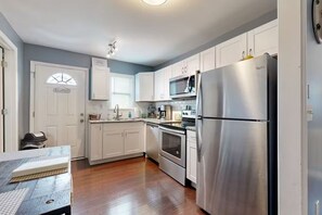 Private kitchen - Charming 3-bedroom house with AC and WiFi in wonderful Nashville (Nashville)
