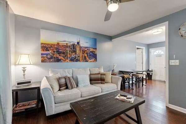 Living area - Charming 3-bedroom house with AC and WiFi in wonderful Nashville (Nashville)