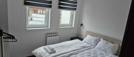 2 bedrooms, iron/ironing board, WiFi