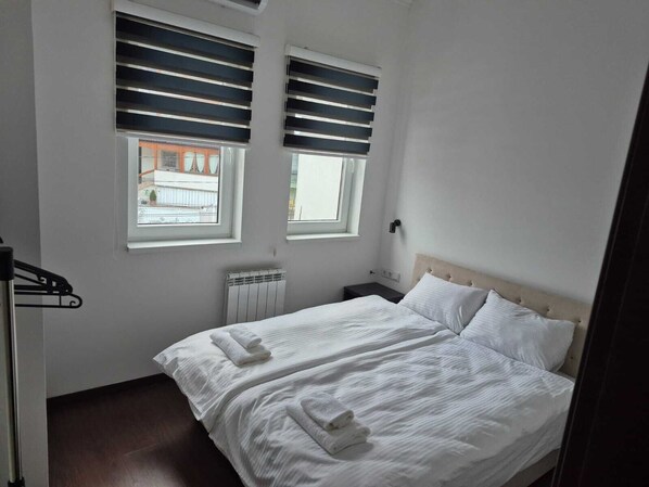 2 bedrooms, iron/ironing board, WiFi