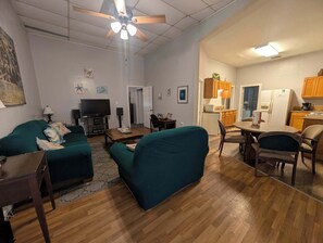 Una televisión, una oficina