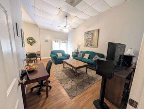 TV, offices - Cozy Coastal Retreat Apt Ingleside! (Ingleside)
