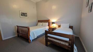 3 bedrooms, desk, iron/ironing board, WiFi