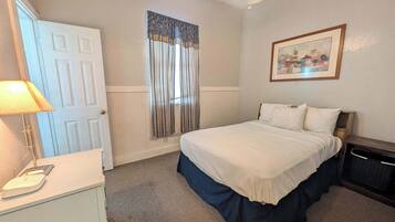 3 bedrooms, desk, iron/ironing board, WiFi