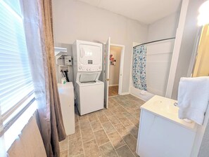 Shower, hair dryer, towels - Cozy Coastal Retreat Apt Ingleside! (Ingleside)