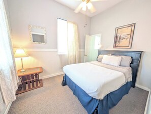 15 bedrooms, desk, iron/ironing board, WiFi - Cozy Coastal Retreat Apt Ingleside! (Ingleside)