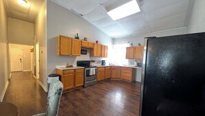 Coffee/tea maker, fridge, microwave, oven - Chapel Summary:<br>🏡 Wel (Ingleside)