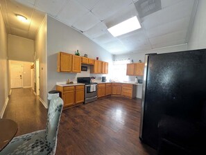 Een koelkast, een microgolfoven, een oven, een kookplaat