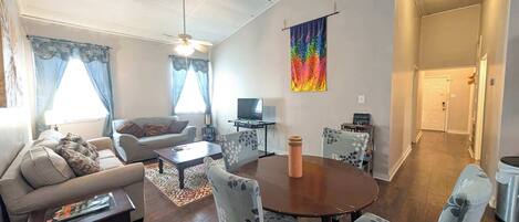 Televisión, reproductor de DVD y oficina