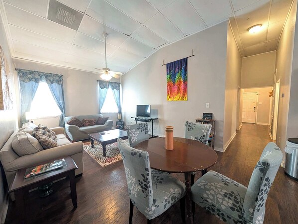 Televisie, een dvd-speler en een kantoor