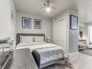 1 室のベッドルーム、デスク、アイロン / アイロン台、WiFi (無料)