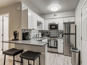 Kühlschrank, Mikrowelle, Ofen, Herdplatte