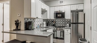 Quiet Modern Heavenly Paradise Love and Balcony + Free Coffee near Lake Hefner