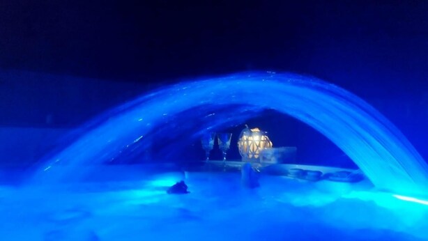 Un tunnel sous-marin avec un luminaire sphérique au centre.