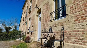 Exterior - A FAMILY STORY (ECORDAL)