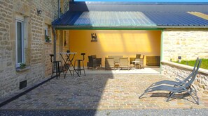 Outdoor dining - A FAMILY STORY (ECORDAL)