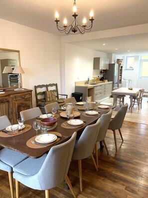 Dining - A FAMILY STORY (ECORDAL)