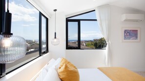 4 habitaciones, escritorio y tabla de planchar con plancha