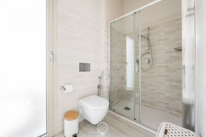 Shower, hair dryer, bidet, towels - Il Ginepro - Suite Cactus (Pula)