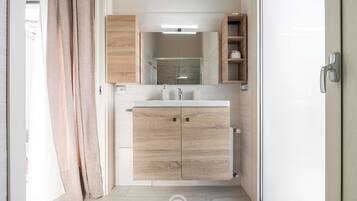 Shower, hair dryer, bidet, towels