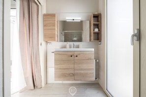 Douche, sĂšche-cheveux, bidet, serviettes fournies