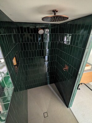 Een douche,  milieuvriendelijk toiletgerief, een haardroger, een bidet