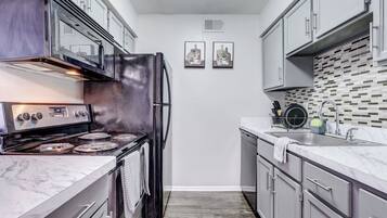 Mikrobølgeovn, ovn, kokeplater og oppvaskmaskin