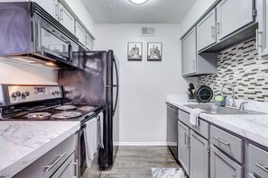 Mikrobølgeovn, ovn, kokeplater og oppvaskmaskin