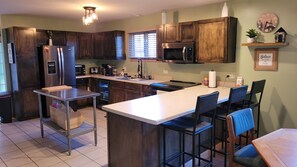 Een koelkast, een microgolfoven, een oven, een kookplaat