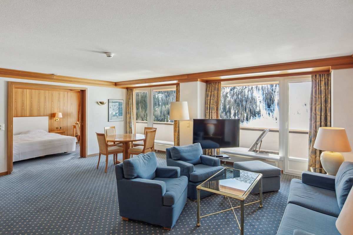 Deluxe Suite, Balcony, Mountain View | Living area | 42-inch flat-screen TV with satellite channels