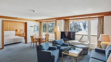 Deluxe-Suite, Balkon, Bergblick | Wohnbereich