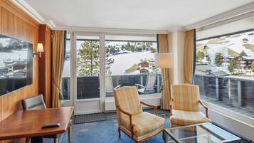 Phòng Suite, ban công, quang cảnh núi | 1 phòng ngủ, bàn, khu vực làm việc phù hợp cho laptop, màn/rèm cản sáng