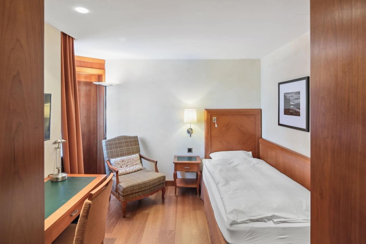 Single Room, Valley View | 1 bedroom, desk, laptop workspace, blackout drapes