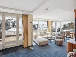 Suite presidencial, balcón, vistas a la montaña | Zona de estar | Televisión de pantalla plana de 42 pulgadas con canales por satélite