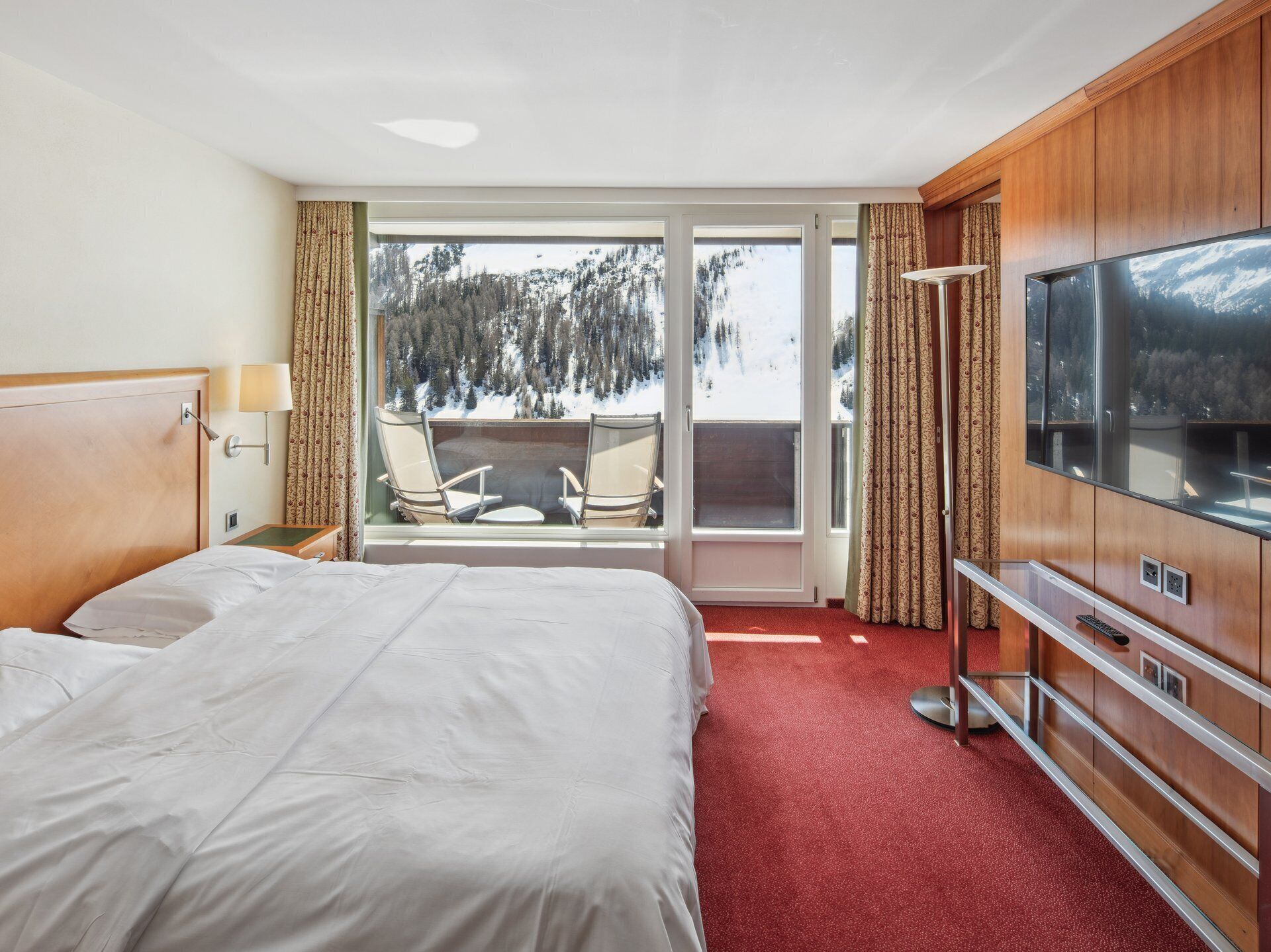 办公桌、笔记本电脑工作区、遮光窗帘、免费 WiFi