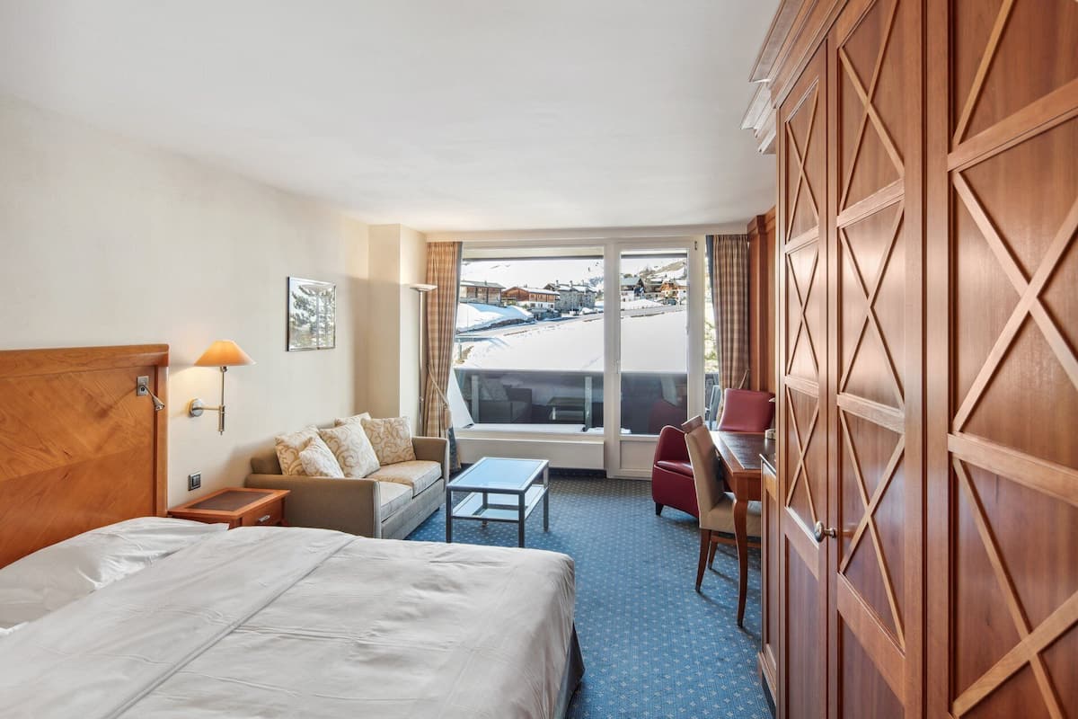 Deluxe Double Room, Mountain View | 1 bedroom, desk, laptop workspace, blackout drapes