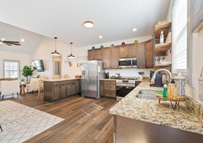 Fridge, microwave, oven, stovetop - Shady Cove Retreat-Beautifully Decorated with Fire Pit (Winchester)