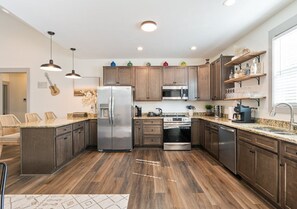 Kylskåp, mikrovågsugn, ugn och spishäll