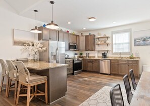 Fridge, microwave, oven, stovetop - Shady Cove Retreat-Beautifully Decorated with Fire Pit (Winchester)