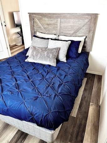 1 bedroom, desk, iron/ironing board, travel cot. Kid & Pet Friendly Farm Guesthouse