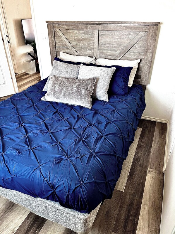 1 soverom, skrivebord, strykejern/-brett og reiseseng for barn