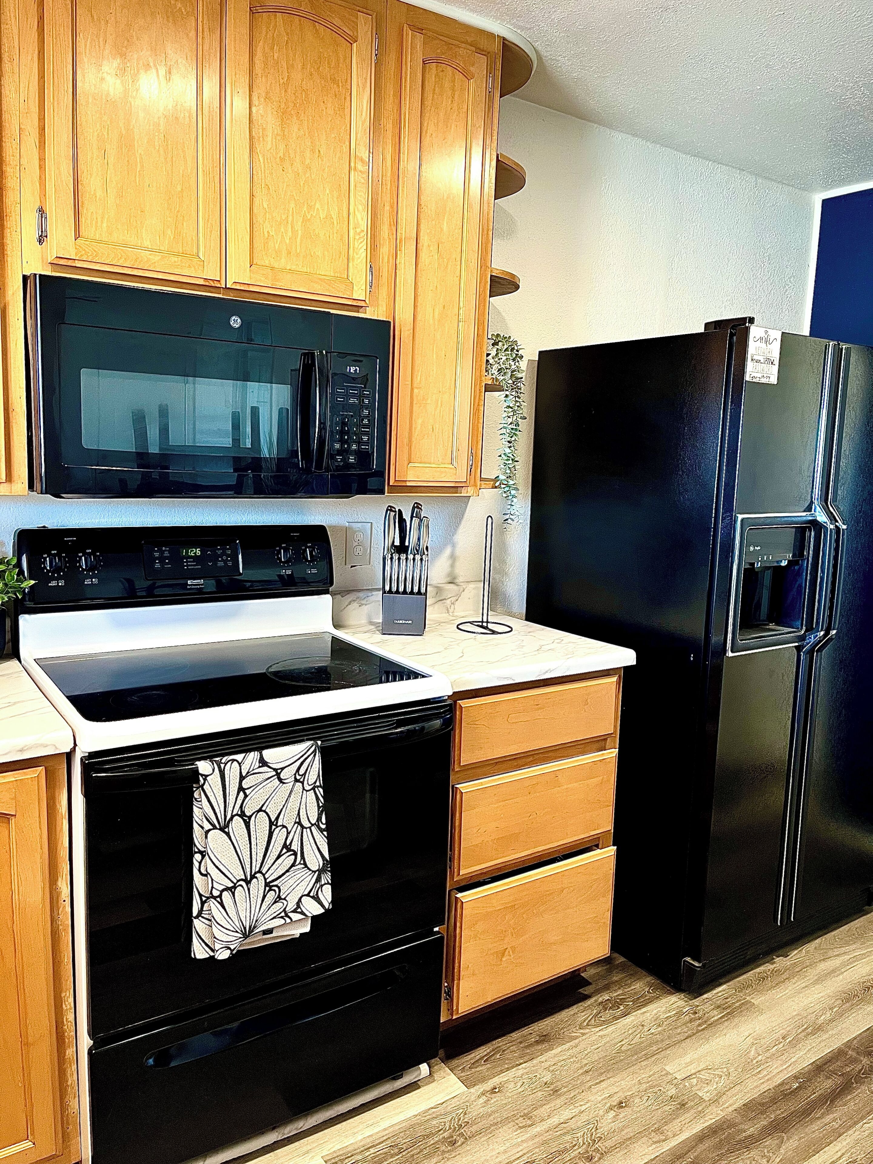 Kjøleskap, mikrobølgeovn, ovn og kokeplater