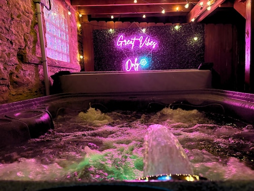 3Bed 2Bath Family Home W/Hot Tub & Huge backyard