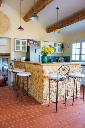 Kylskåp, mikrovågsugn, ugn och spishäll