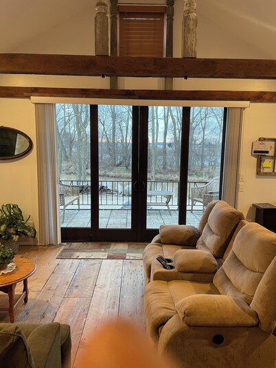 Cozy cabin,master and loft w2 twin beds atop the scenic portage,deckand fire pit